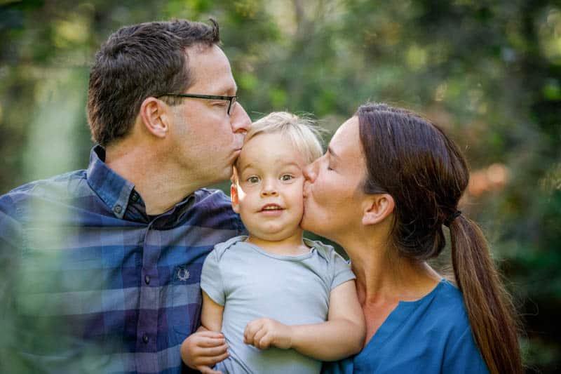 Familienshooting in der Natur: Emotionale und natürliche Familienfotos, fotografiert von Fotograf Martin Valk in Dinslaken und Duisburg.