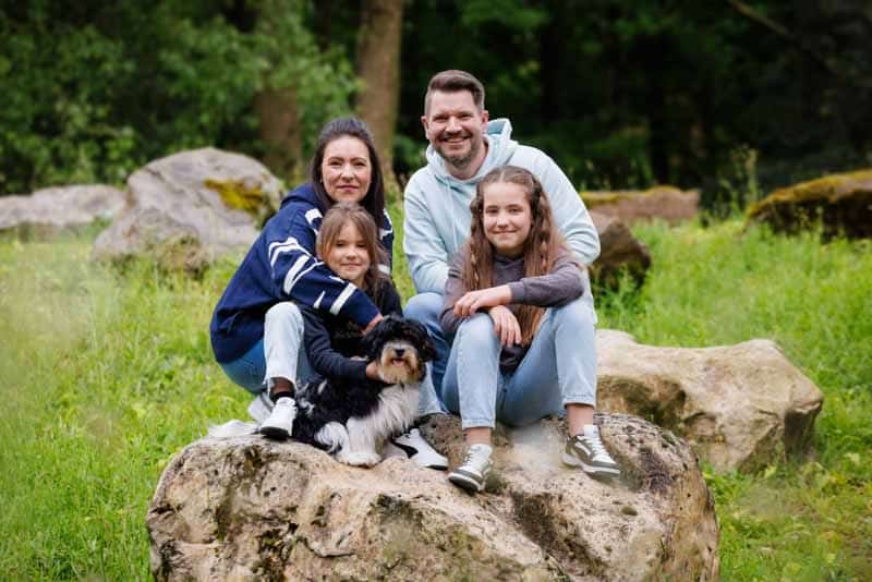 Familienshooting in der Natur: Emotionale und natürliche Familienfotos, fotografiert von Fotograf Martin Valk in Dinslaken und Duisburg.
