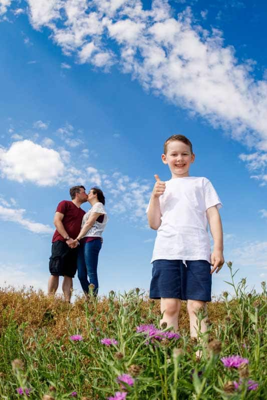 Familienshooting in der Natur: Emotionale und natürliche Familienfotos, fotografiert von Fotograf Martin Valk in Dinslaken und Duisburg.