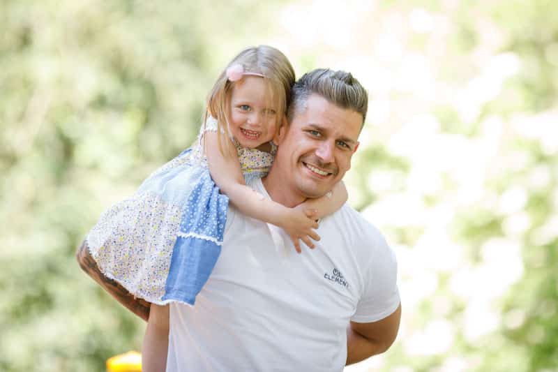 Familienshooting in der Natur: Emotionale und natürliche Familienfotos, fotografiert von Fotograf Martin Valk in Dinslaken und Duisburg.