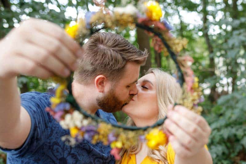 Paarshooting in der Natur: Emotionale und natürliche Paarfotos, fotografiert von Fotograf Martin Valk in Dinslaken und Duisburg.