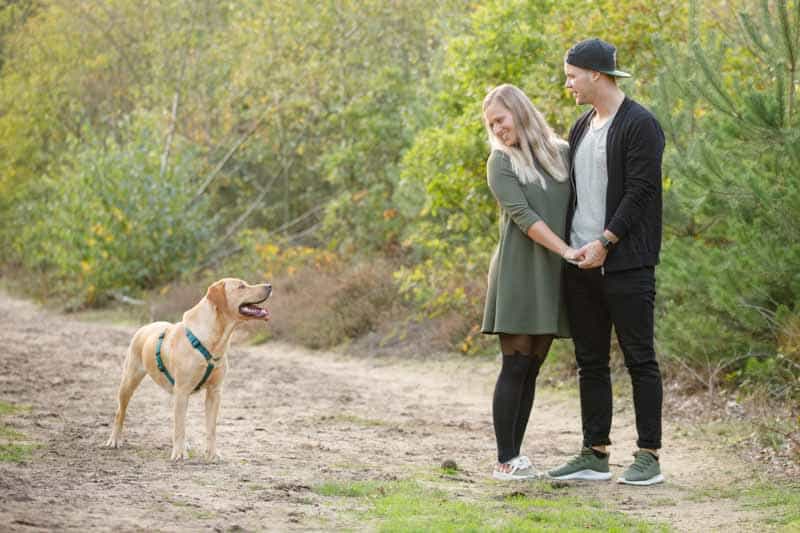 Paarshooting in der Natur: Emotionale und natürliche Paarfotos, fotografiert von Fotograf Martin Valk in Dinslaken und Duisburg.