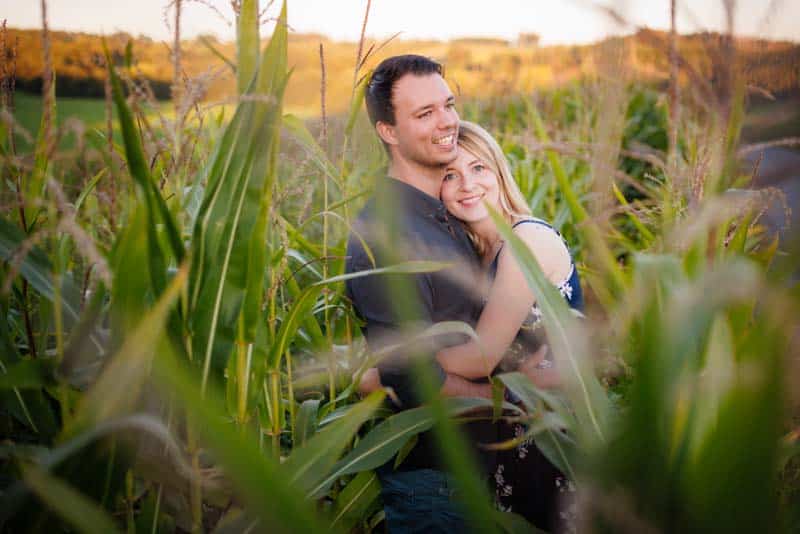 Paarshooting in der Natur: Emotionale und natürliche Paarfotos, fotografiert von Fotograf Martin Valk in Dinslaken und Duisburg.