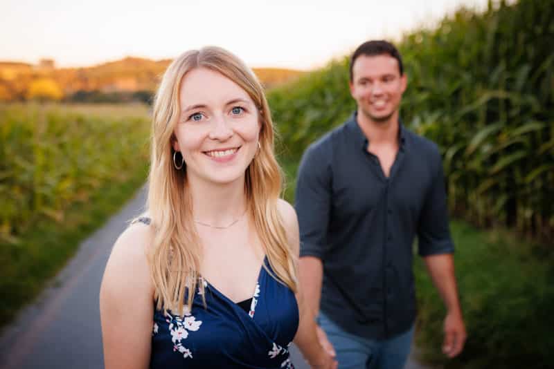 Paarshooting in der Natur: Emotionale und natürliche Paarfotos, fotografiert von Fotograf Martin Valk in Dinslaken und Duisburg.