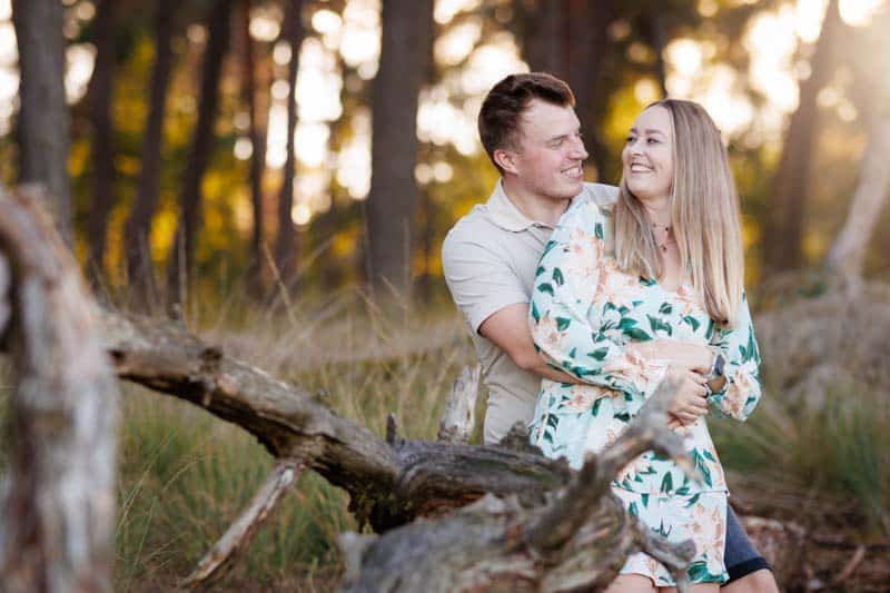 Paarshooting in der Natur: Emotionale und natürliche Paarfotos, fotografiert von Fotograf Martin Valk in Dinslaken und Duisburg.