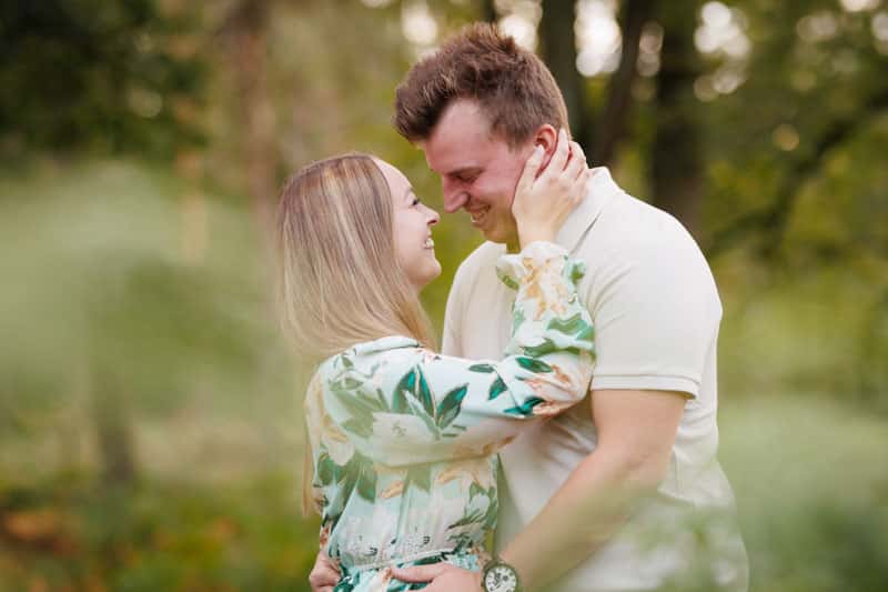 Paarshooting in der Natur: Emotionale und natürliche Paarfotos, fotografiert von Fotograf Martin Valk in Dinslaken und Duisburg.